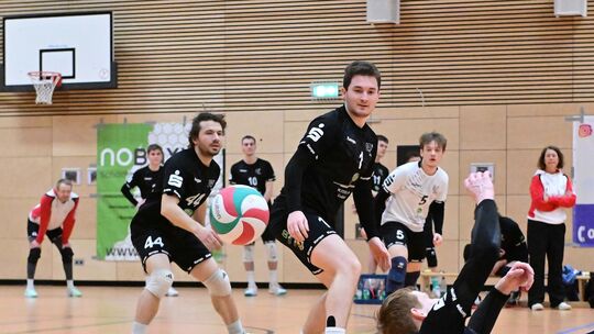 Die Sinziger Konstantin Skok, Justin Haubrichs und Lukas Echelmeyer (von links) schauen dem Ball hinterher. In Vellmar wollen di