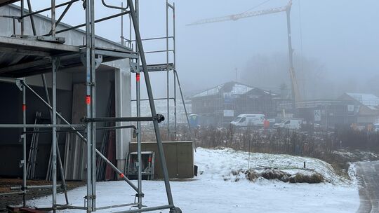 In Niederelbert wird bereits eifrig gebaut. Die Gemeinde will nun ihre beiden letzten Grundstücke im Neubaugebiet verkaufen.