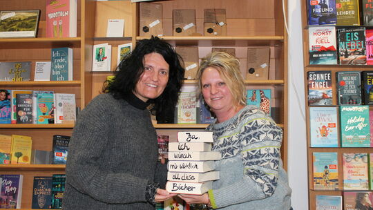 Anne Riege (rechts) und ihre Schwester Gaby Löhle vor einer Regalwand in der Traditionsbuchandlung Jörg in Nassau, zu der auch d