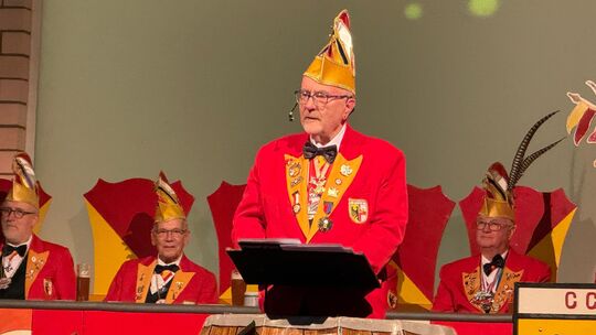Protokoller Hermann Hünerfeld eröffnete den Reigen der Büttenredner.