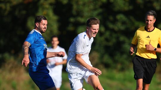 Valentino Musa (in Blau) verlässt im Sommer nach nur einer Saison den Bezirksliga-Abstiegskandidaten SG Viertäler Oberwesel und