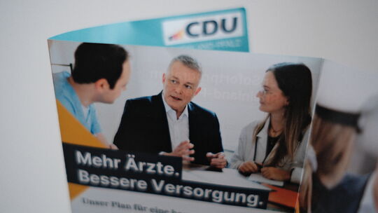 Zehntausende Flyer hat die rheinland-pfälzische CDU für den Wahlkampf vor der Landtagswahl am 22. März drucken lassen. Genügend