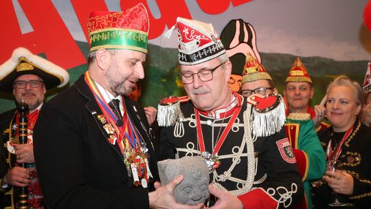 Sichtlich ergriffen nimmt Frank Neideck aus Obermendig den Kreiswackes aus den Händen von Landrat Marko Boos in Empfang.