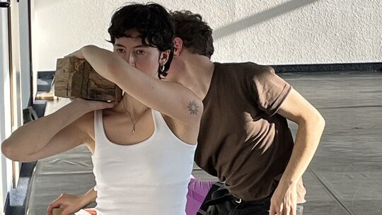 Als eine von sieben Studierenden ist Maya Wamser - hier mit Leon Steinbauer - in der neuen Choreografie von Daniela Georgieva zu