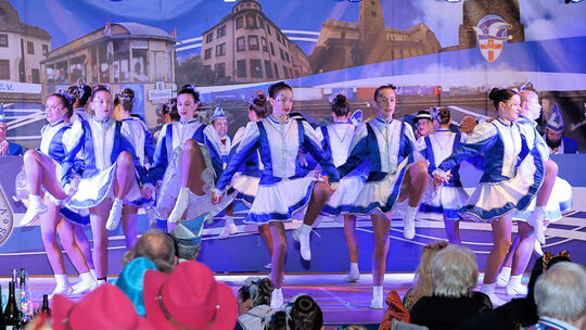 Diese Tänzerinnen der KG Blau-Weiß Moselweiß legen in ihren Auftritt alles rein, was sie haben.