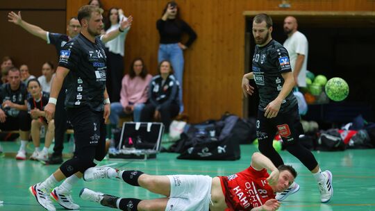 Hier liegt Maximilian Grethen zwar am Boden, aber die HSG Kastellaun/Simmern war im Hinspiel gegen den HV Vallendar alles andere