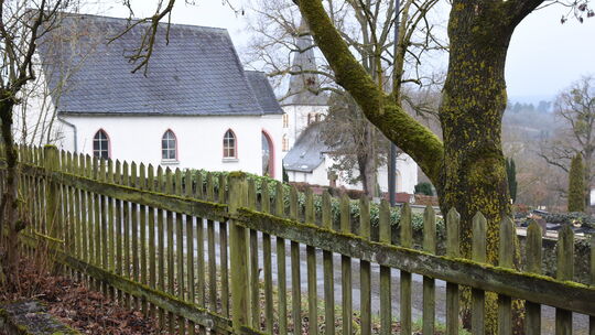 Der Holzzaun am Friedhof in Hahnstätten ist marode und wird ausgetauscht. Dabei wird die Dorfwerkstatt unterstützend tätig.