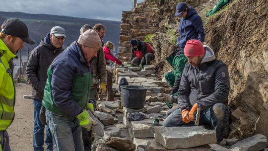 Trockenmauerbau ist ein Handwerk, das immer mehr verloren geht. Das will die Regionalinitiative Faszination Mosel ändern, sie be