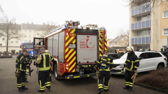Einsatzkräfte der Feuerwehr Idar-Oberstein vor Ort in der Jenaer Straße, nachdem angebranntes Essen einen Feueralarm ausgelöst h
