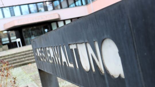 Die Kreisverwaltung hat für 2026 mit 16 neuen Stellen geplant, obwohl der Haushalt eine Rekordverschuldung von 31,5 Millionen Eu