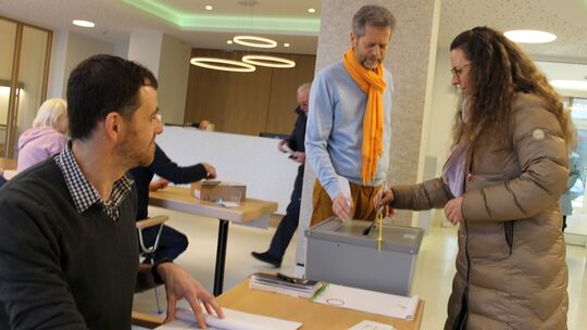 Eher im Hintergrund und dennoch enorm wichtig: Frank Göbel (links) und Wolfgang Horrmann als Wahlhelfer in Bad Neuenahr-Ahrweile