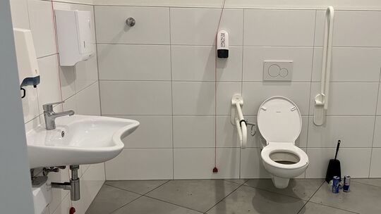 In der geöffneten Kundentoilette gibt es nach Angaben von Nutzern keine Papiertücher und kein Toilettenpapier.