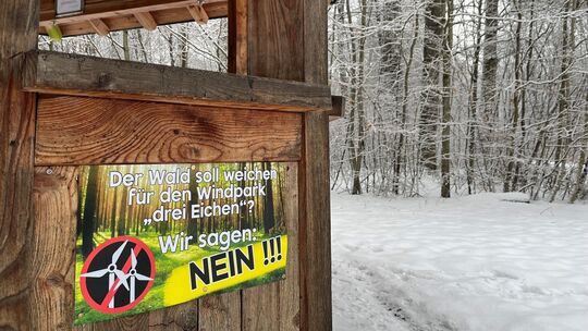 An einer Schutzhütte im Gebiet "Drei Eichen" machen Windkraftgegner ihre Position deutlich.
