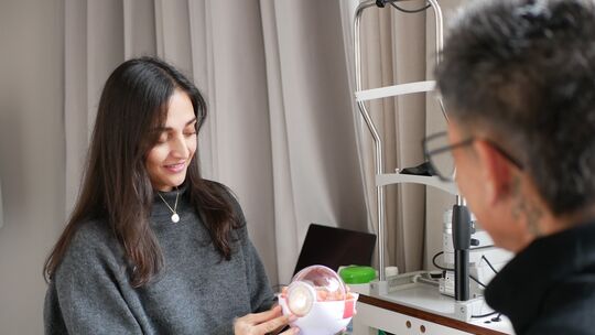 Viel Wert legt Augenärztin Sara Lotfipour darauf, den Patientinnen und Patienten ihre Behandlungen genau zu erklären.