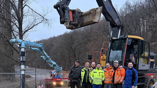 Mitarbeiter der Werke und des Bauhofs haben kürzlich das Leck im Hammer Schwimmbad behoben.