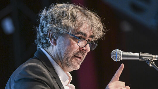 Deniz Yücel, Journalist und Co-Sprecher der Autorenvereinigung PEN Berlin, spricht auf dem Kongress „Mit dem Kopf durch die Wänd