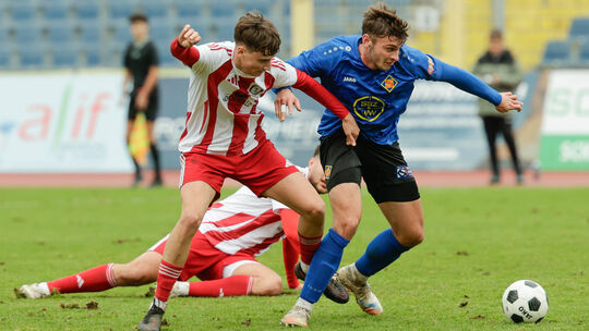 Die TuS Koblenz (blaue Trikots) und der SC Idar-Oberstein sind in der Oberliga Rheinland-Pfalz/Saar aktiv. Unter anderem über di