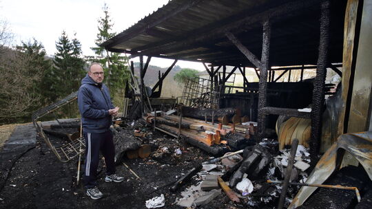 Der Bauhof in Löf ist nach einem Feuer komplett zerstört. Johannes Liesenfeld (Ortsbürgermeister) zeigt das Ausmaß des Brands. N