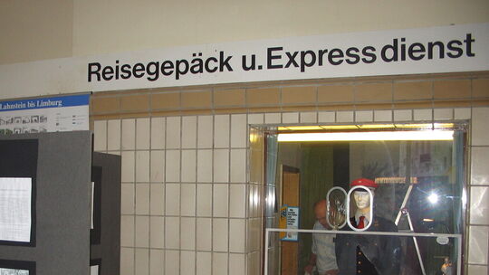 Beim Bahnhofsfest im Jahr 2008 wurde das Empfangsgebäude für Besucher geöffnet. Dort konnte man die Schalter aus früheren Zeiten