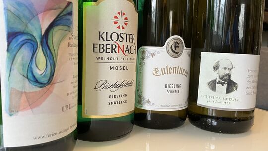 Weinetiketten verraten Herkunft und Qualität des Weins. Sind sie selten, sind sie auch bei Sammlern beliebt.