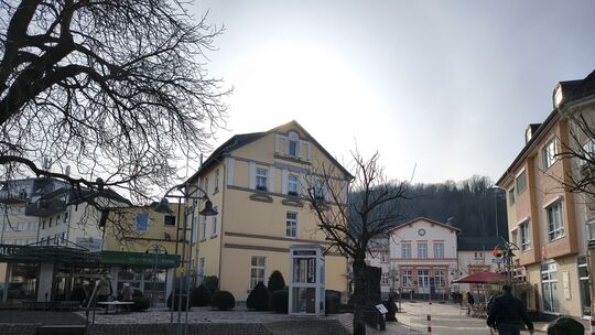 Das wenig genutzte Plateau am Maison-Lafitte-Platz soll ebenerdiger angelegt werden.