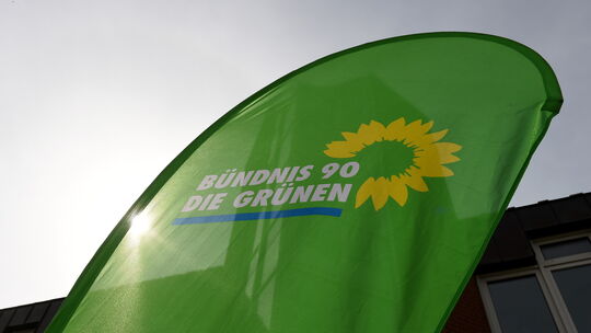 Ein Aufsteller mit dem Parteilogo von Bündnis 90/Die Grünen.