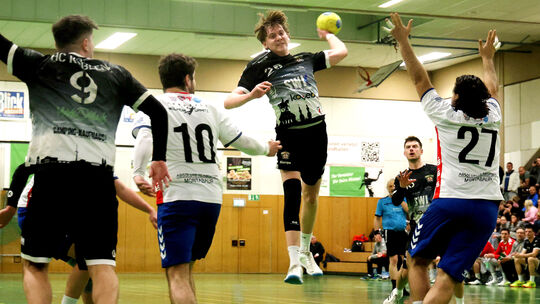 Für Jonas Dammann (am Ball) und den HC Koblenz steht am Samstag das Heimspiel gegen den TuS Daun auf dem Programm.