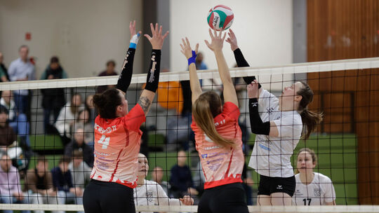 Im Hinspiel auf dem Mallendarer Berg setzten sich die Neuwiederinnen (rote Trikots) mit 3:1 gegen den TV Vallendar (weiße Trikot