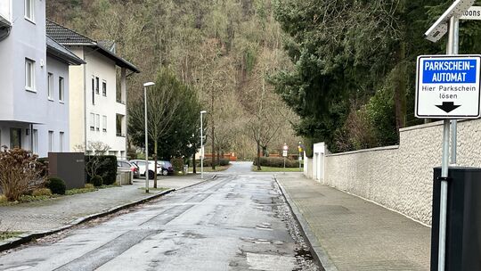 Überall fast nur noch verwaiste Parkplätze, wie hier in der Moltkestraße. Die Protestaktion der Bewohner geht weiter. Sie parken