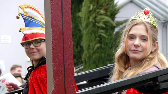 Prinzessin Lea I. und Prinz Louis I. suchen Personen, die ihre Kutsche als Sicherheitspersonal begleiten. Prinzessin Lea I. und Prinz Louis I. suchen Personen, die ihre Kutsche als Sicherheitspersonal begleiten.