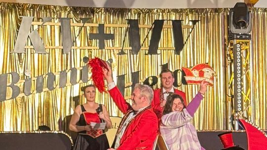 Nicht immer ganz einig sind sich KV-Präsident Sascha Ternes und Obermöhn Jenna Urwer bei einem närrischen Minispiel. Kim Kalfels