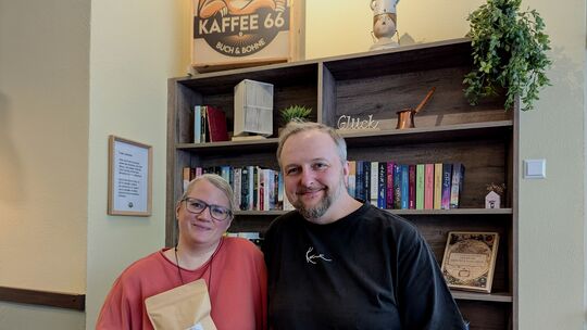 Nadine und Sebastian Dela haben das "Kaffee 66 - Buch und Bohne" in der Kreuzstraße eröffnet. Neben leckeren Kaffee-Spezialitäte