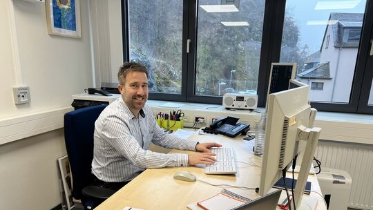 Kripo-Chef Timo Jung an seinem neuen Schreibtisch im Dienstgebäude der Polizei Idar-Oberstein.