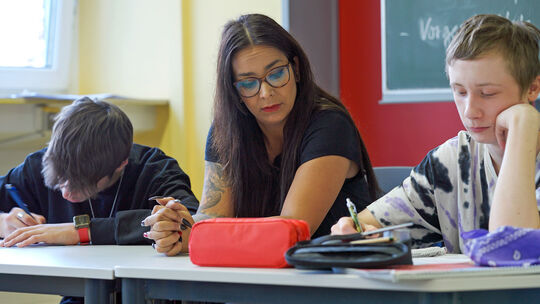 „Keine/r ohne Abschluss“ ist das Motto von Julia Molters Klasse. Die Lehrerin kann sich hier mehr Zeit nehmen und Schüler indivi