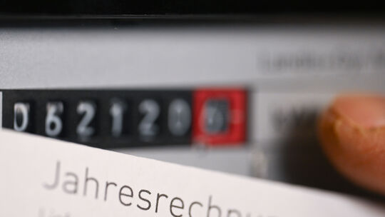 Auch Kommunen leiden unter hohen Strompreisen. Mit einer Partnerschaft zur Erzeugung und dem Verbrauch von Strom vor Ort will di