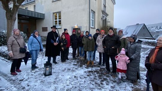 Eine interessierte Gruppe ist mit Nachtwächter Gerhard Zorn auf Erkundungstour in Katzenelnbogen. Viele Informationen und ulkige