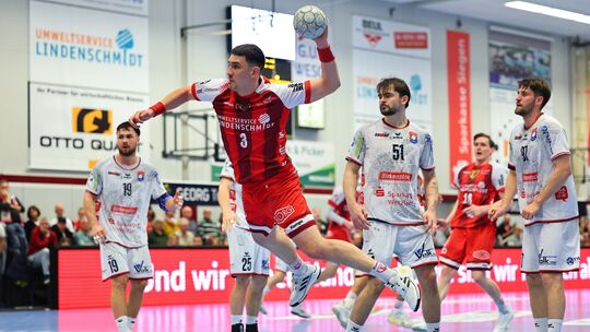 Der TuS Ferndorf (am Ball Josip Eres) startet am Samstag mit einem Spiel in Krefeld in die Rückrunde.