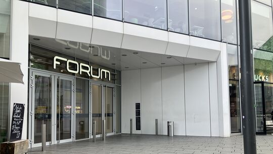 Vor dem Eingang ins Forum Mittelrhein auf dem Koblenzer Zentralplatz haben vermutlich junge Leute einen Mann angegriffen.