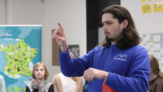 FranceMobil-Lektor Blaise Tesson schaffte es, eine Unterrichtsstunde bei den Fünftklässlern ausschließlich auf Französisch zu be