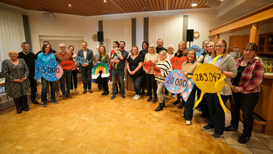 Große Freude über die Spendensumme der Freunde der Kinderkrebshilfe Gieleroth/Unnauer Paten: Auf dem Foto sind Ärzte und Mitarbe