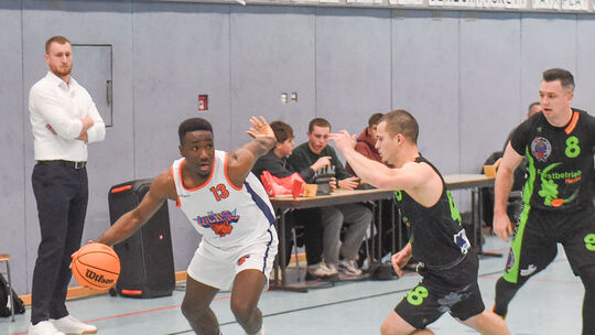 Im Hinspiel gewann der TuS Treis-Karden (in Schwarz, von links Ivan Harkusha und Zeljko Novak) mit 93:83 beim VfL Bad Kreuznach,