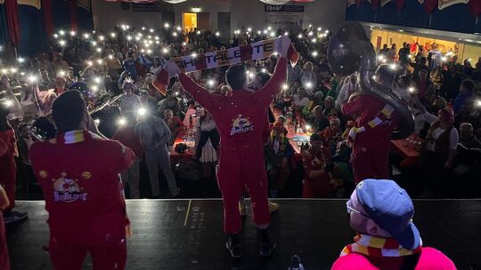 Zur Ramba-Zamba-Blasmusik der „Ahrtalente“ steht der Saal in Bendorf Kopf.