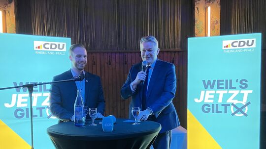 Frederik Grüneberg (links), CDU-Direktkandidat für die Landtagswahl im Kreis Birkenfeld, und der Spitzendkandidat der CDU für di