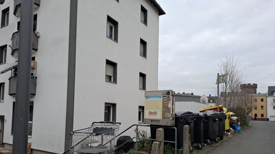 Es sieht ganz schön wild aus rund um die Mülltonnen des Hauses in der Braubacher Straße, welches immer wieder den Unmut der Nach