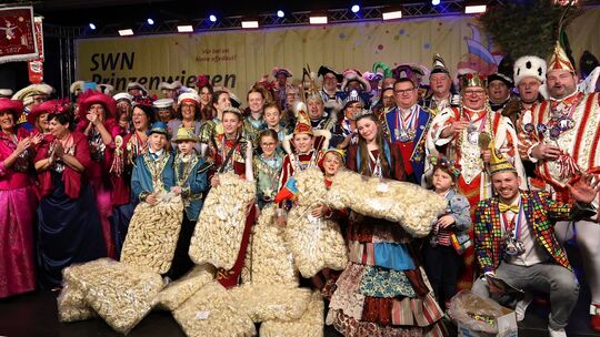 Gruppenfoto mit den Neuwieder Tollitäten, mit SWN-Chef Stefan Herschbach, Sitzungspräsident Martin Schultheiß und ziemlich viel