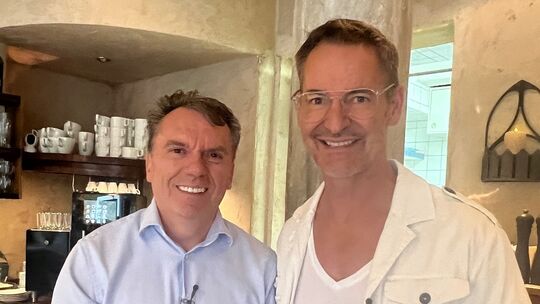 Der Inhaber des Restaurants "Zum Ventil", Fadil "Felix" Shabanaj, am Rande der Dreharbeiten von "Mein Lokal, Dein Lokal" mit Pro