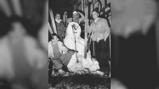 Dernauer Skifans, die im Jahr 1956 und lange vor der Gründung des Ski-Klubs auf Skiern von Dernau zur Hohen Acht in der Eifel un