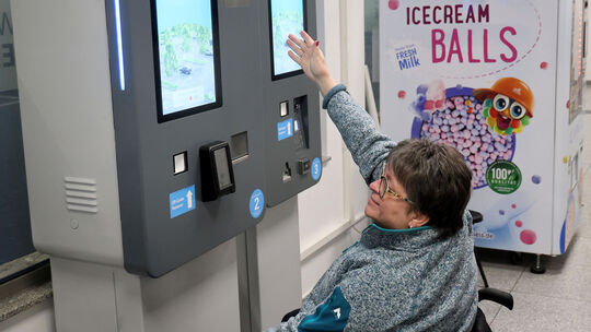 Für Christiane Rinke, die im Rollstuhl sitzt, ist die Bedienung des Parkautomaten nicht möglich. Angestellte können ihr aber hel