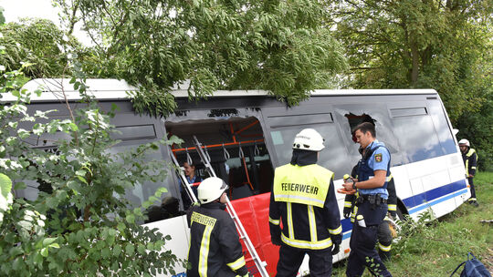 Das Symbolbild zeigt einen Bus, der von der Fahrbahn abgekommen ist.