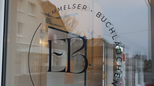 Die Eröffnung des "Emmelser Buchlädchens" stärkt auch die Demokratie, findet Tanja Petry-Berg vom Verkehrs- und Gewerbeverein (V